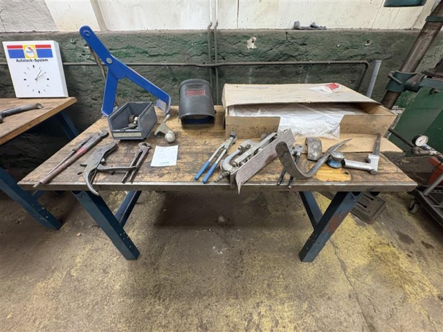 1471219-1 Workbenches with various tools