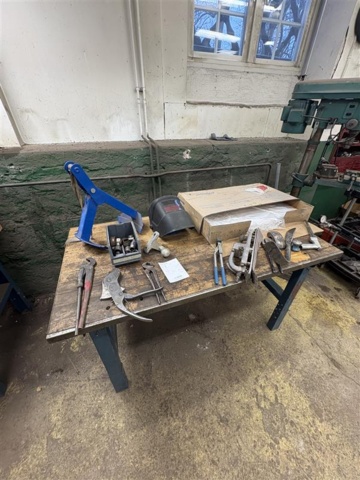 1471219-2 Workbenches with various tools