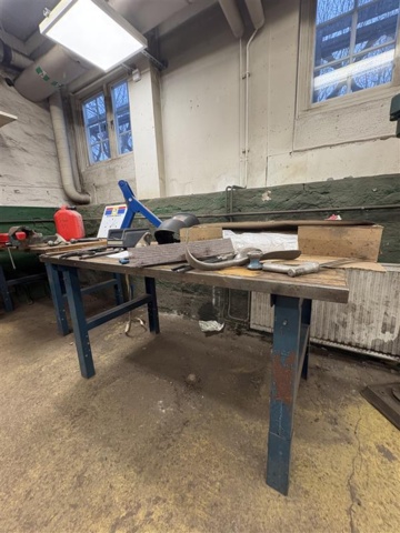 1471219-3 Workbenches with various tools