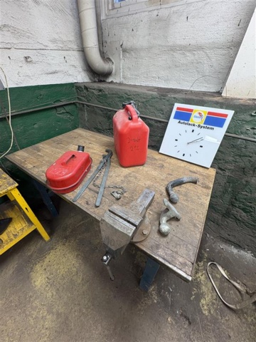 1471219-7 Workbenches with various tools