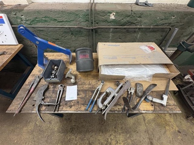 1471219-4 Workbenches with various tools