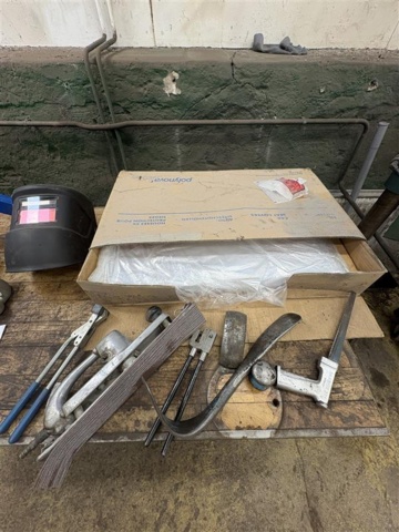 1471219-6 Workbenches with various tools