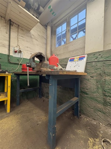 1471219-8 Workbenches with various tools