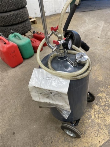 1471220-8 Brake bleeder and oil filling pump with accessories