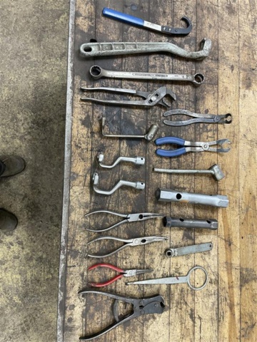 1471220-11 Brake bleeder and oil filling pump with accessories