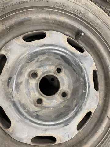 1471221-5 Mixed tires on rims