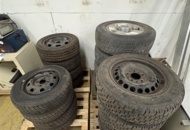 1471221 Mixed tires on rims