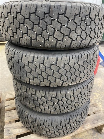 1471221-9 Mixed tires on rims