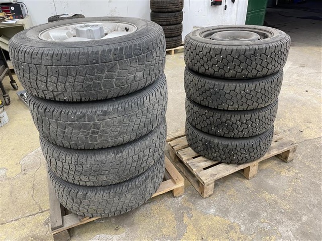 1471221-2 Mixed tires on rims