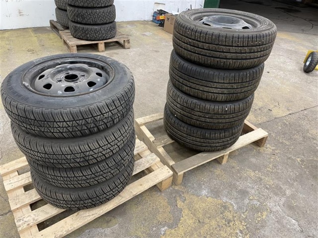 1471221-3 Mixed tires on rims