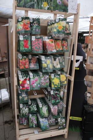 1476188-5 Three racks of seeds and onions