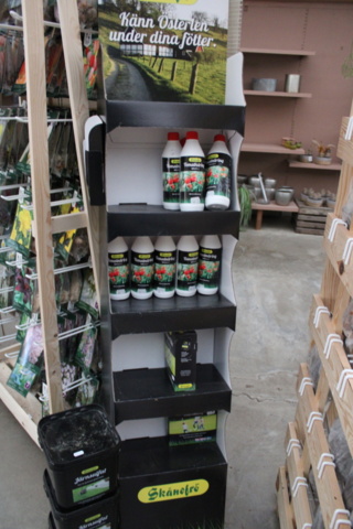 1476188-6 Three racks of seeds and onions