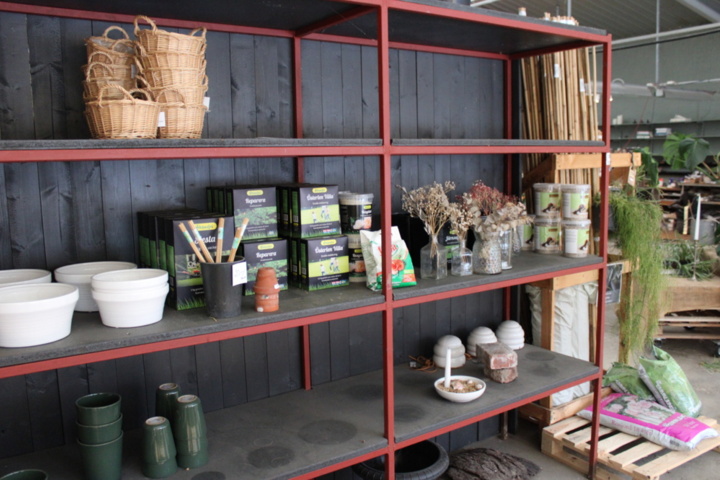 1476189-4 Pots and grass seed on four shelves