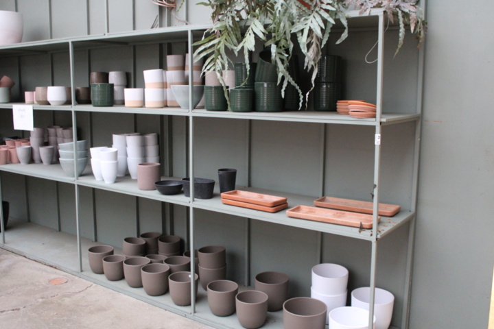1476191-2 New pots on seven shelves