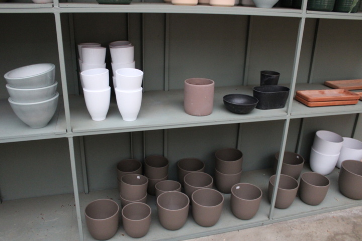 1476191-4 New pots on seven shelves