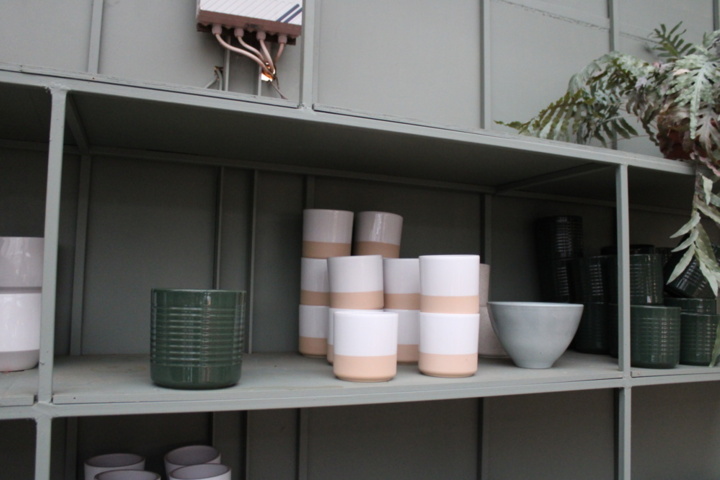 1476191-5 New pots on seven shelves