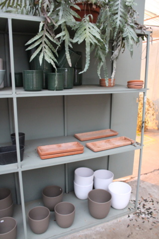 1476191-6 New pots on seven shelves