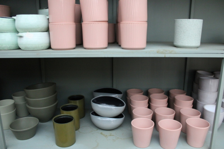 1476191-8 New pots on seven shelves