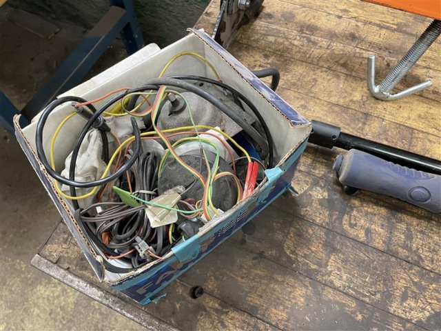 1471224-5 Mixed tool section with electric and air-powered tools