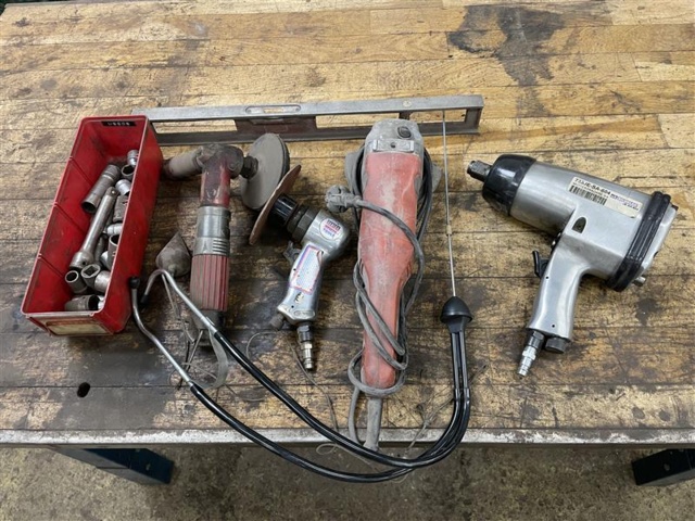 1471224-1 Mixed tool section with electric and air-powered tools