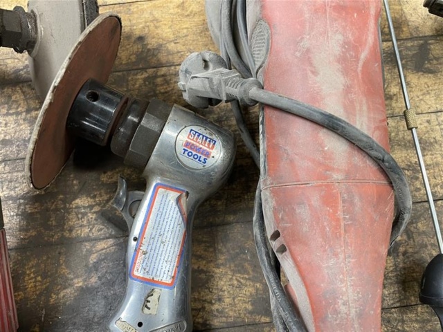 1471224-8 Mixed tool section with electric and air-powered tools