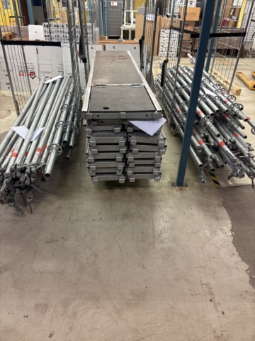 1443793-3 Parti med byggställningsdelar - MJ Gerüst m.fl.