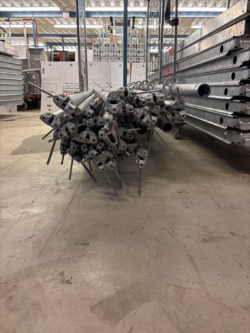 1443793-7 Parti med byggställningsdelar - MJ Gerüst m.fl.