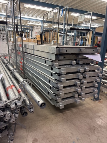 1443793-8 Parti med byggställningsdelar - MJ Gerüst m.fl.