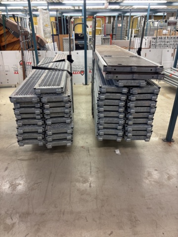 1443794-2 Parti med byggställningsdelar Scafom-rux m.fl.