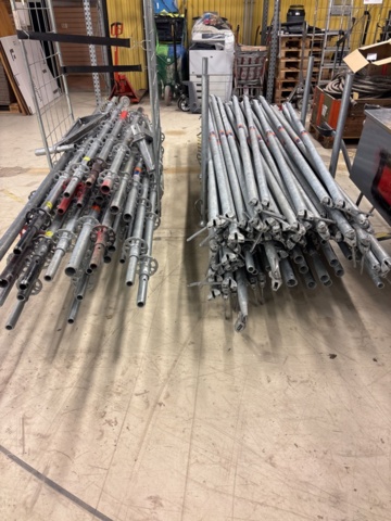 1443794-4 Parti med byggställningsdelar Scafom-rux m.fl.