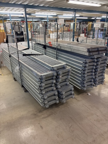 1443794-1 Parti med byggställningsdelar Scafom-rux m.fl.