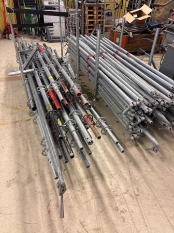 1443794-10 Parti med byggställningsdelar Scafom-rux m.fl.