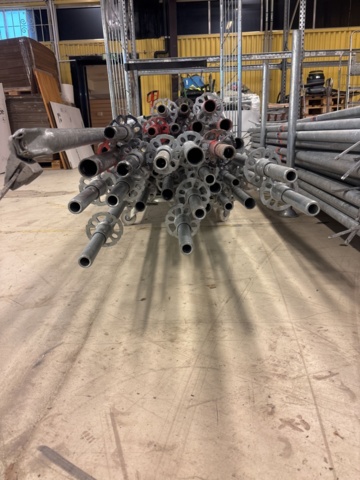 1443794-11 Parti med byggställningsdelar Scafom-rux m.fl.