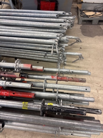 1443794-13 Parti med byggställningsdelar Scafom-rux m.fl.