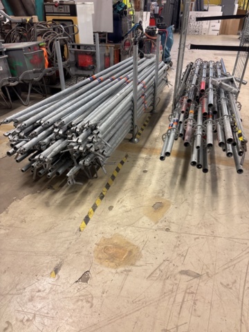 1443794-15 Parti med byggställningsdelar Scafom-rux m.fl.