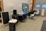 1435670 Hairdressing salon furnishings (cutting stations, shampooing chairs, etc.)