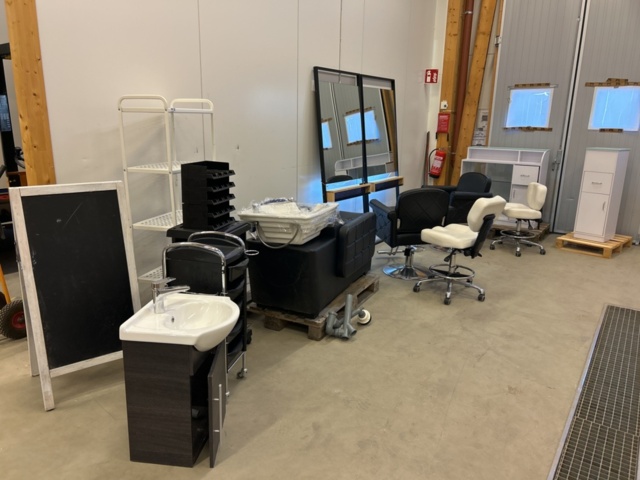 1435670-1 Hairdressing salon furnishings (cutting stations, shampooing chairs, etc.)
