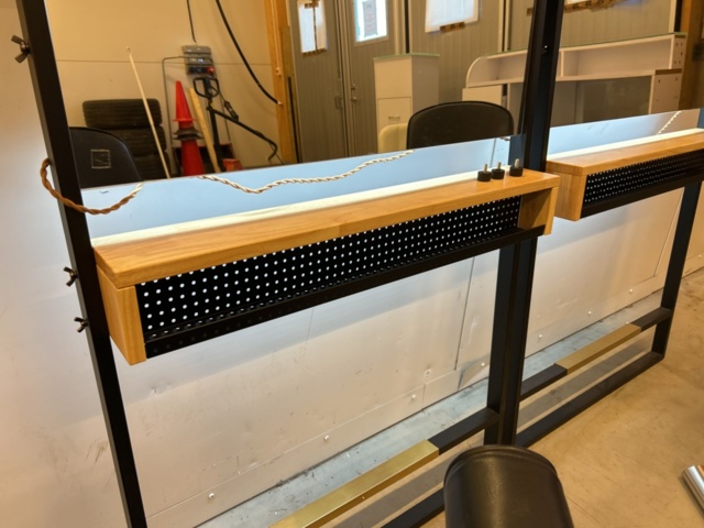 1435670-3 Hairdressing salon furnishings (cutting stations, shampooing chairs, etc.)