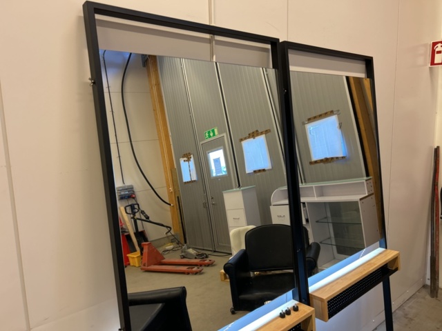 1435670-4 Hairdressing salon furnishings (cutting stations, shampooing chairs, etc.)