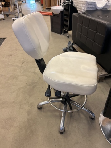 1435670-7 Hairdressing salon furnishings (cutting stations, shampooing chairs, etc.)