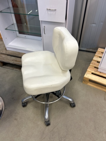 1435670-8 Hairdressing salon furnishings (cutting stations, shampooing chairs, etc.)