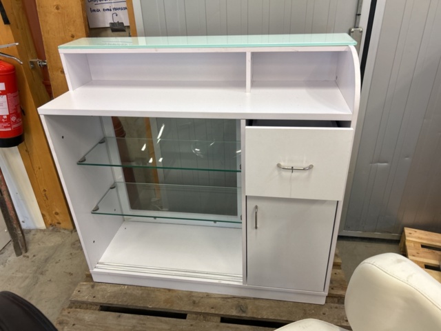 1435670-9 Hairdressing salon furnishings (cutting stations, shampooing chairs, etc.)