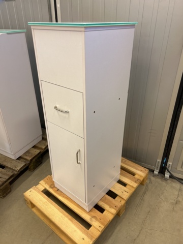 1435670-11 Hairdressing salon furnishings (cutting stations, shampooing chairs, etc.)