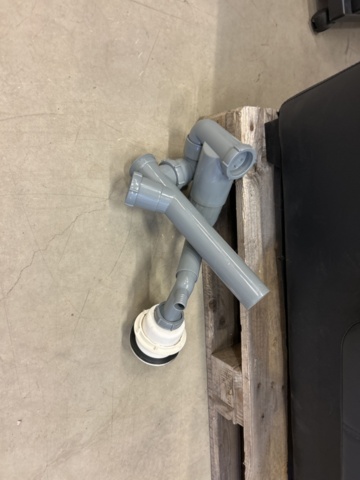 1435670-15 Hairdressing salon furnishings (cutting stations, shampooing chairs, etc.)