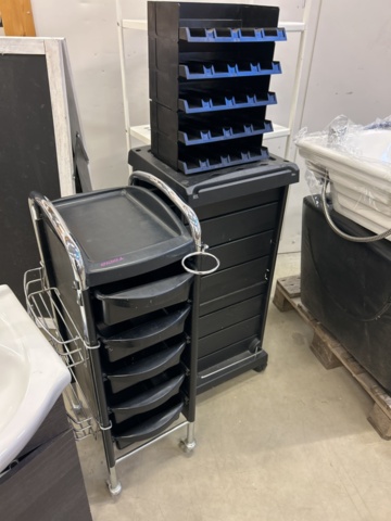 1435670-16 Hairdressing salon furnishings (cutting stations, shampooing chairs, etc.)