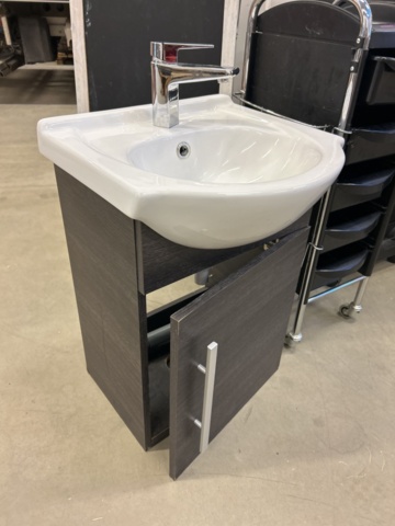 1435670-17 Hairdressing salon furnishings (cutting stations, shampooing chairs, etc.)