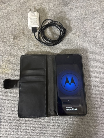 1443842-1 Smartphone with accessories - Motorola