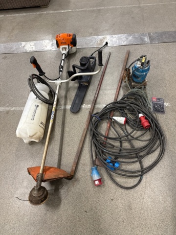 1368638-1 Samling med trädgårdsverktyg och utrustning