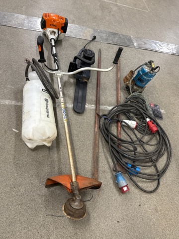 1368638-2 Samling med trädgårdsverktyg och utrustning