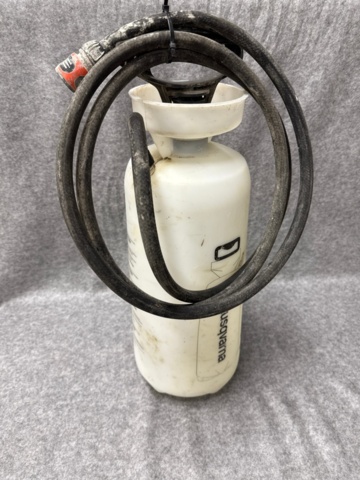 1368638-4 Samling med trädgårdsverktyg och utrustning